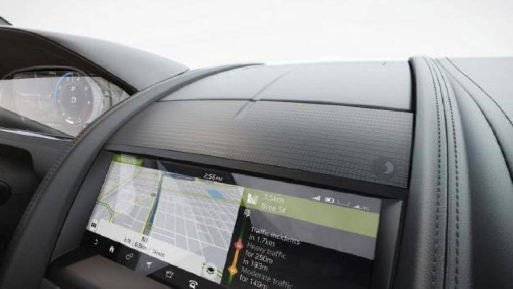 Ở đây, xe còn được trang trí với các họa tiết lấy cảm hứng từ vỏ gương chiếu hậu nguyên bản của E-Type, logo kỷ niệm 60 năm E-Type in nổi trên tựa đầu ghế