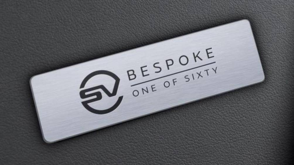 Thêm vào đó, xe còn được trang bị những bảng đính biểu thị phiên bản và bảng kim loại đính SV Bespoke và thảm sàn có viền được làm bằng da Caraway