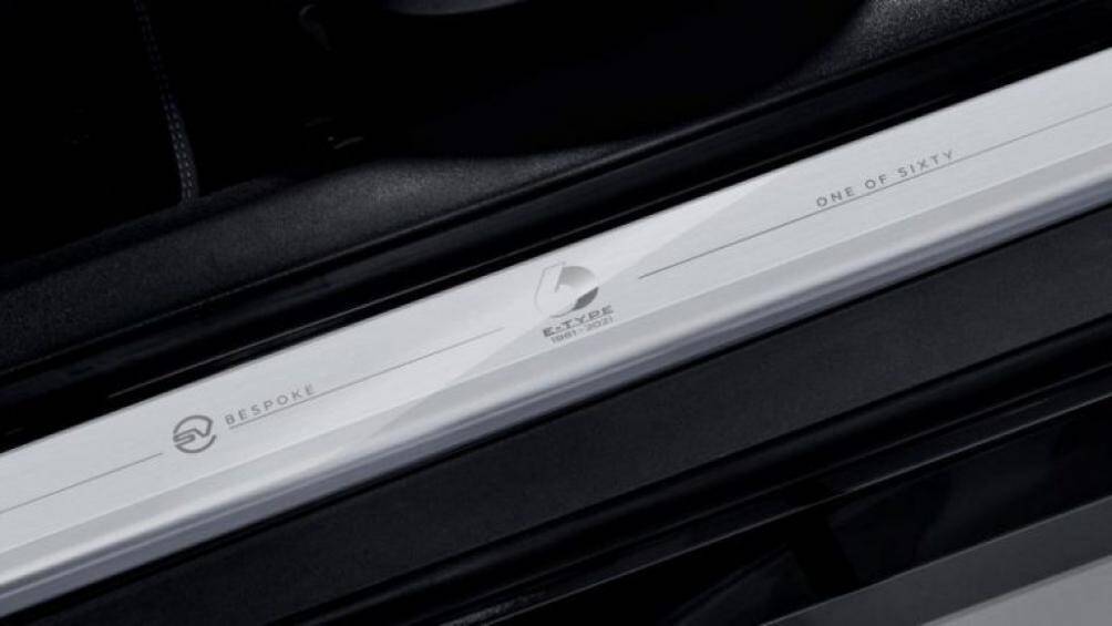 Với màu đen chủ đạo cùng màu nâu coffee được bọc trên các chi tiết ghế, bụng cửa đem lại một không gian sang trọng