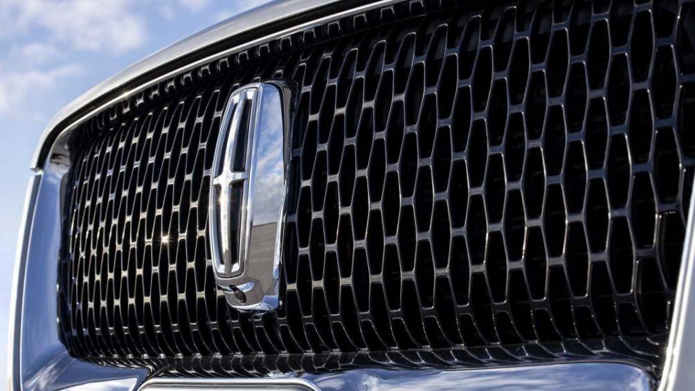 Ở bản nâng cấp này, xe sẽ có thêm bộ lưới tản nhiệt, mui xe sơn đen bóng tạo sự hầm hố