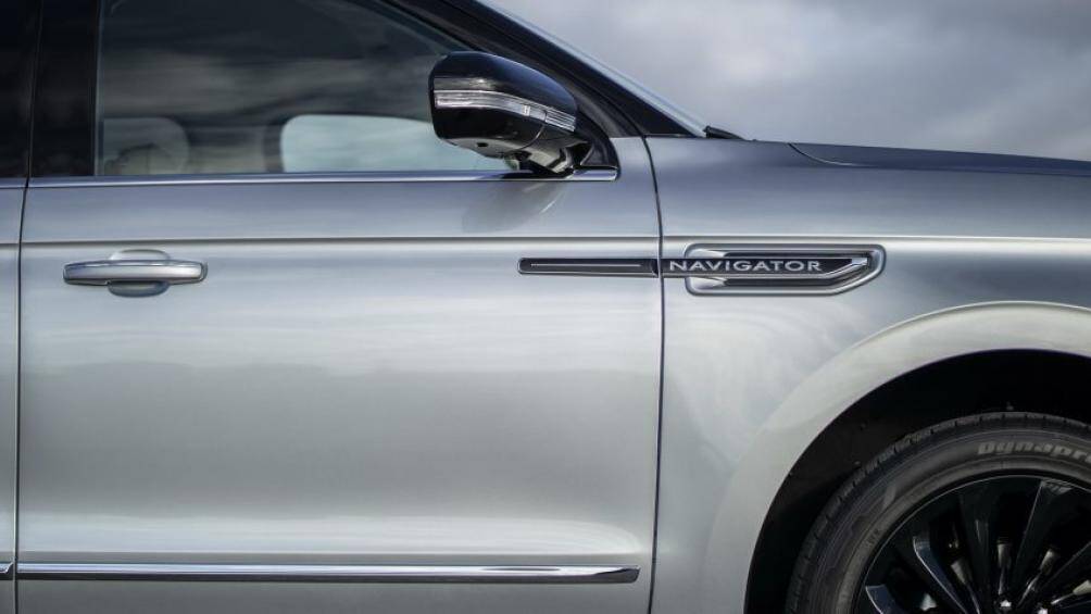 Những trang bị bên ngoài khác như ốp gương, mâm xe làm bằng nhôm nhẹ có thiết kế 12 chấu, kích thước 22 inch cũng được hoàn thiện với màu sơn tương tự