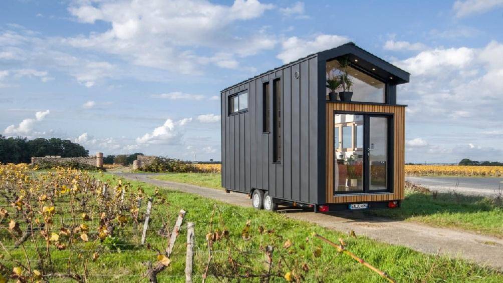 Nhà kéo di động tí hon Ala Köl 2021 được xây dựng bởi công ty Baluchon của Pháp, hiện đang thuộc quyền sở hữu của Nina và Guillame