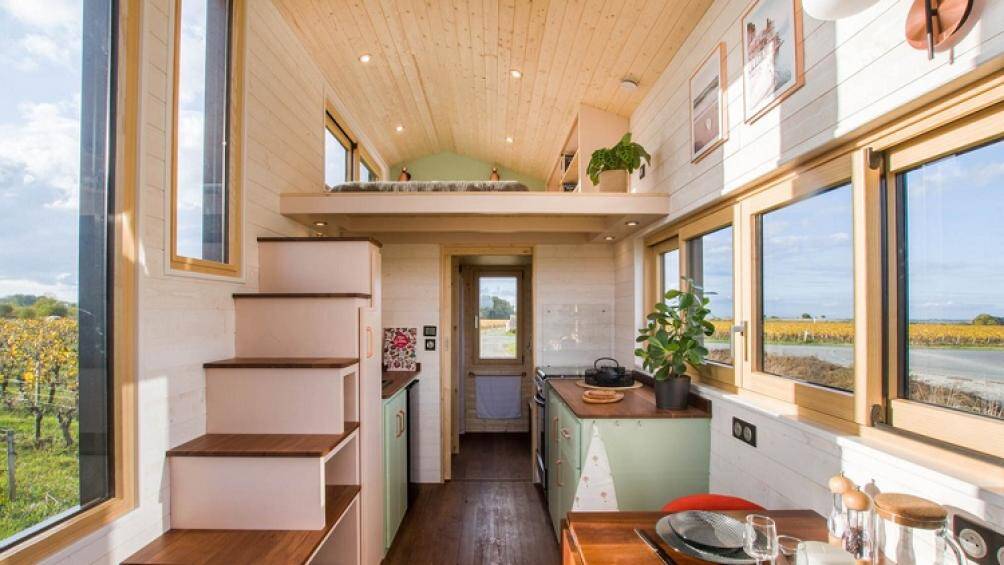 Ở bên trong, cặp đôi này đã đưa vào một bản đồ địa cầu bằng gỗ chiếm gần hết bức tường phòng khách, phòng ăn để ghi nhớ những chuyến đi của mình