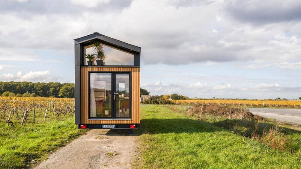 Toàn bộ căn nhà tí hon nằm trên một chiếc xe moóc có tổng chiều dài 6 mét và nó được sử dụng hợp pháp khi lưu thông trên đường