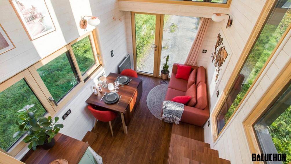 Bước vào phòng khách được bố trí một chiếc ghế dài nhỏ và một chiếc bàn có thể mở rộng để phục vụ bữa ăn gia đình