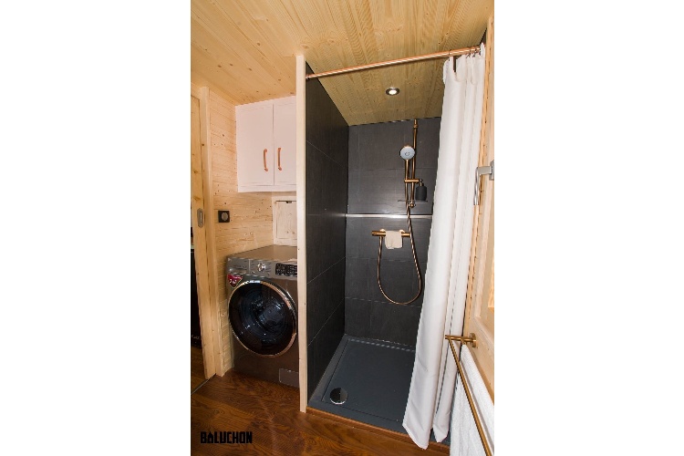 Phòng tắm trong Ala Köl cũng rất tiện nghi và sang trọng, với góc tắm vòi sen riêng biệt, một tủ chứa đồ khô, một máy giặt