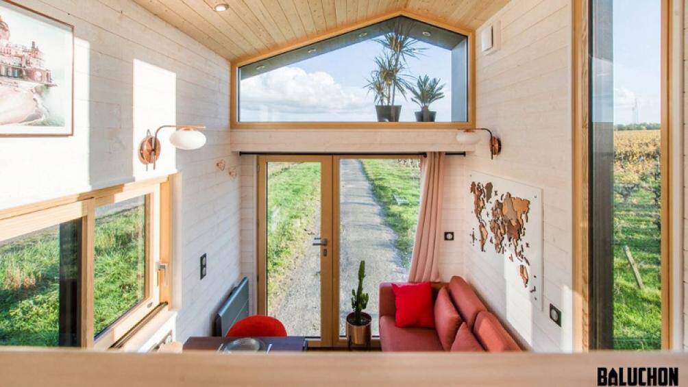 Ala Köl có sàn gỗ toàn bộ, mang lại cảm giác mộc mạc, giống như một căn nhà gỗ bên hồ, điện sử dụng đến từ một đường dây cắm kiểu RV tiêu chuẩn