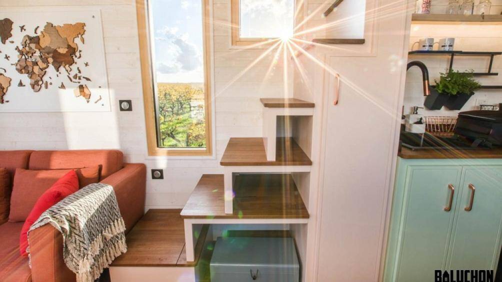 Phòng ngủ nằm ở tầng trên và có thể đi lên thông qua cầu thang tích hợp chỗ chứa đồ, tất cả đều được trang trí bằng gỗ nhẹ nhàng