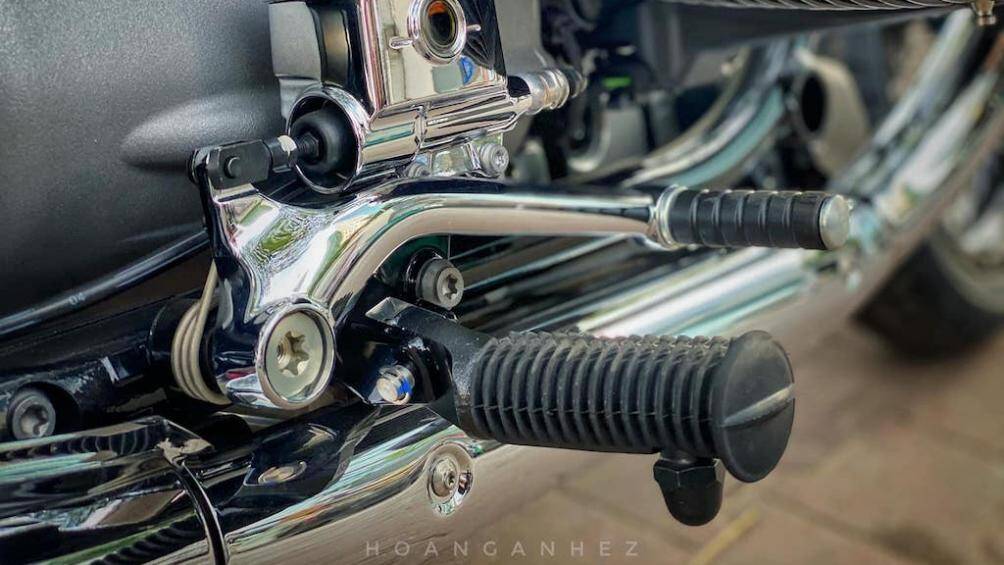 Hộp số 6 cấp kết hợp với truyền động bằng trục các đăng. Vận tốc tối đa đạt được khoảng 178km/h