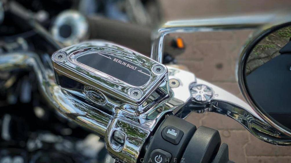 BMW còn trang bị nhiều tính năng an toàn như ABS trước sau, hỗ trợ ngang dốc, ba chế độ lái (Rain, Roll, Rock), sưởi ấm tay lái...