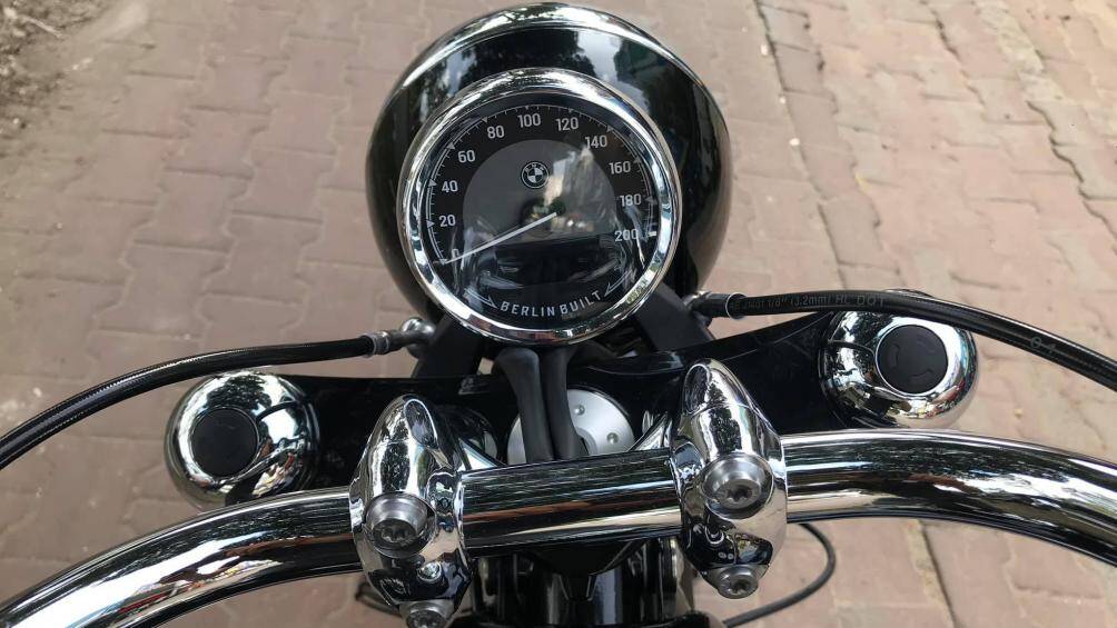 Phong cách retro vẫn tiếp tục được phát huy với thiết kế đèn pha tròn, mặt đồng hồ analog kết hợp màn hình LCD hiển thị thông số xe