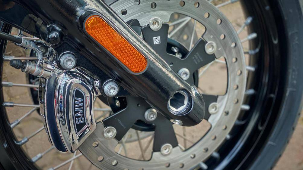 Bên cạnh đó xe cũng sử dụng cặp vành 19-17 đi kèm bộ lốp kích thước 120/70-19 cho bánh trước và 180/65-17 cho bánh sau