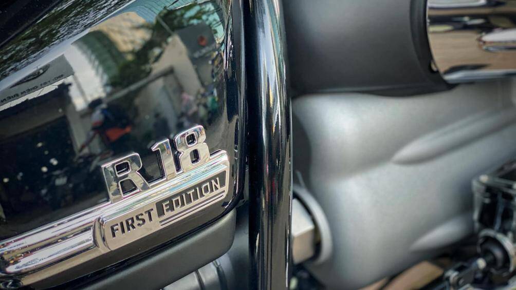 Bình xăng hình giọt nước có dung tích 16 lít, khung xe dạng thép ống đôi chịu lực. Nhiều chi tiết được mạ crom sáng bóng khiến R 18 nổi bật hơn