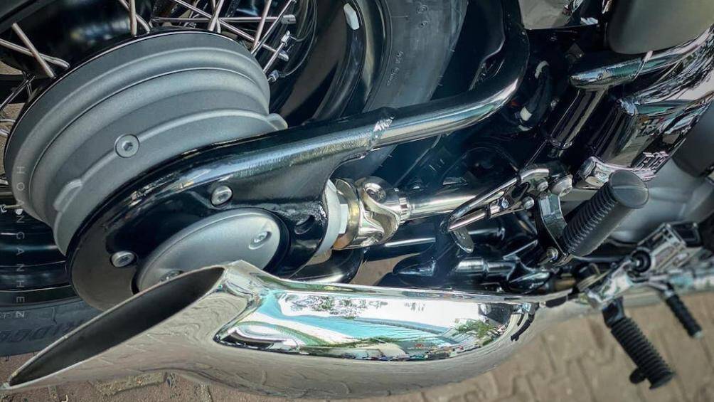 Giảm xóc dạng ống lồng truyền thống hành trình 120mm phía trước và sau monoshock có thể điều chỉnh tải trọng với hành trình 89mm