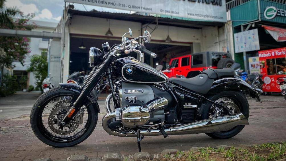 Giá bán tại Việt Nam chưa được tiết lộ nhưng theo nhiều người yêu mô tô, R 18 First Edition có khả năng đạt khoảng 1 tỷ đồng do được sản xuất tại Đức