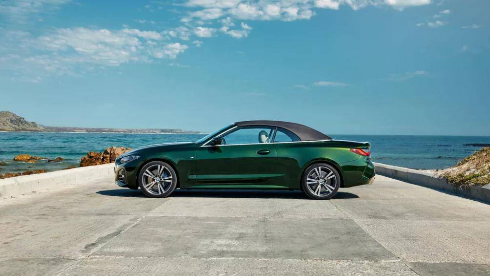 Trang bị tiêu chuẩn bao gồm bánh xe 19 inch, ghế thể thao phía trước có sưởi, bọc da, điều hòa khí hậu ba vùng