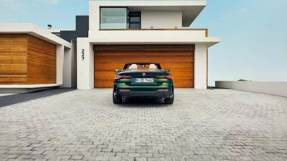 Các điểm nhấn màu xám Cerium cho lưới tản nhiệt, nắp gương bên và ống xả, hệ thống chiếu sáng xung quanh, âm thanh cao cấp Harman Kardon