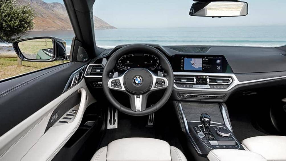 Thêm vào đó mẫu xe này được tích hợp màn hình hiển thị head-up, tích hợp điện thoại thông minh, ổ cắm sạc không dây và radio kỹ thuật số