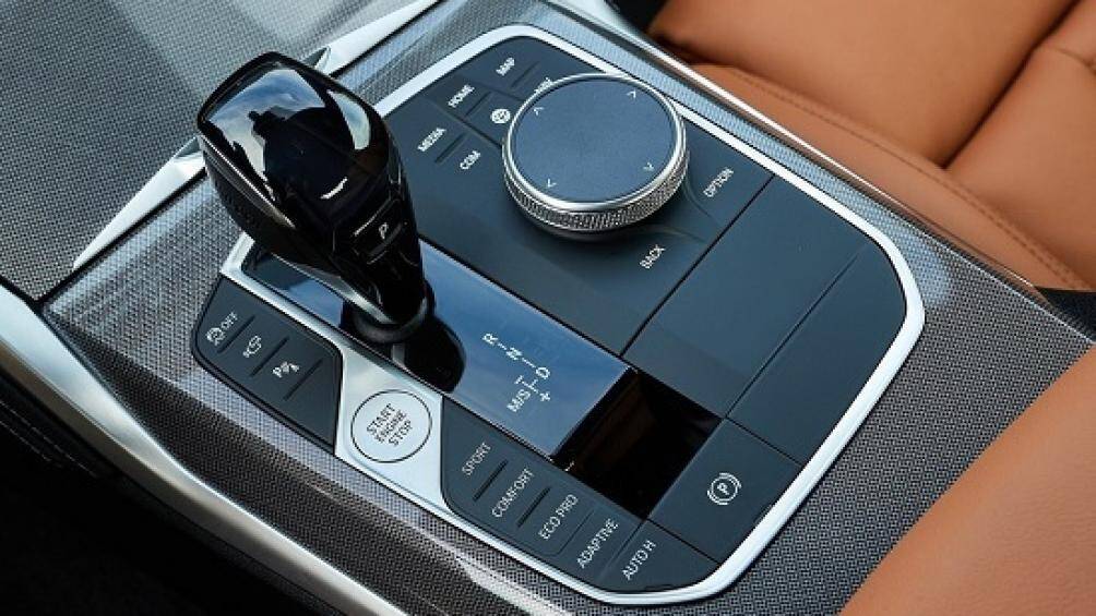 Biến thể này có hệ thống dẫn động bốn bánh và hộp số tự động tám cấp với lẫy chuyển số. Giá xe bắt đầu từ 135.900 AU (103.455 USD)