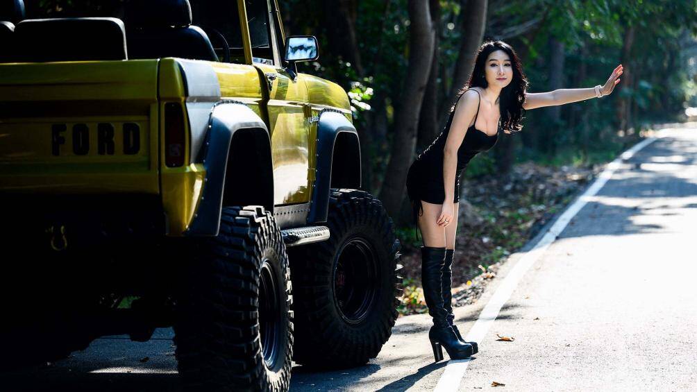 Liệu có anh chàng nào cho người đẹp bắt xe đi nhờ?