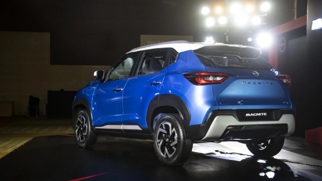 Phiên bản này sử dụng động cơ xăng 1.0L, không có lựa chọn số tự động mà chỉ kết hợp với hộp số sàn 5 cấp