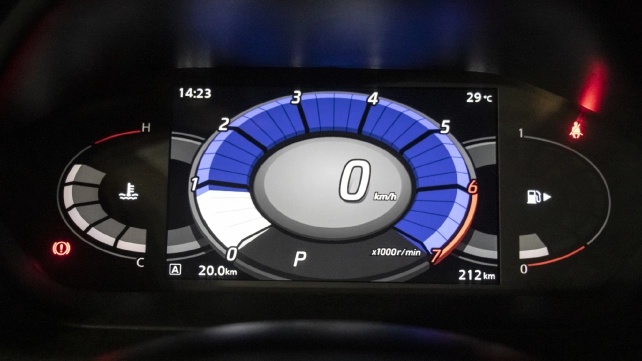 Bảng đồng hồ màn hình màu 7 inch được đặt phía sau vô lăng ba chấu và một màn hình TPMS hiển thị tình trạng của áp suất lốp