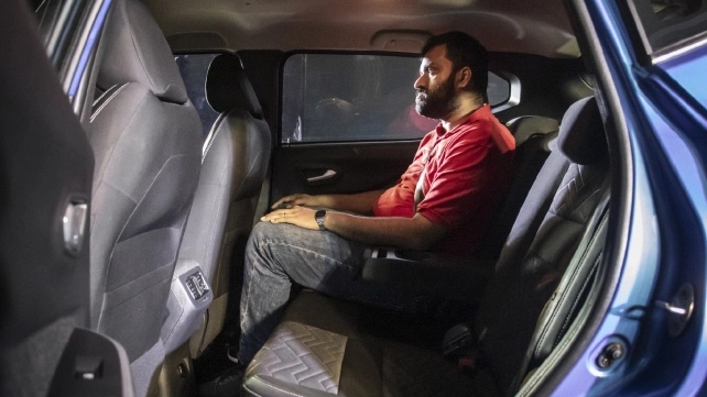 Bên cạnh đó, trên bản cao cấp còn có hệ thống sạc điện thoại không dây