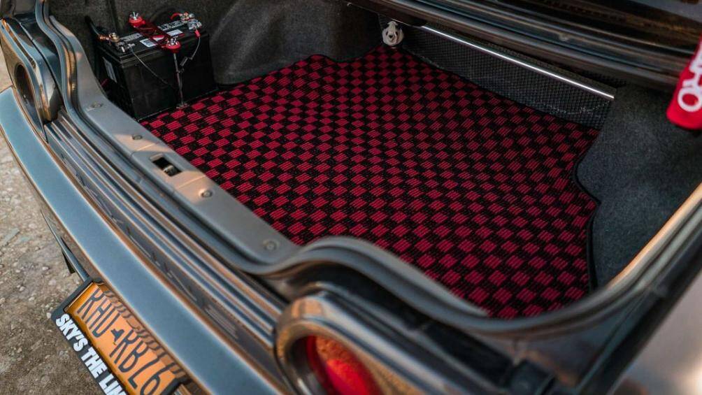 Phía trước được trang bị bộ phanh 4 piston và phía sau được trang bị bộ phanh 2 piston đều được sản xuất bởi thương hiệu StopTech