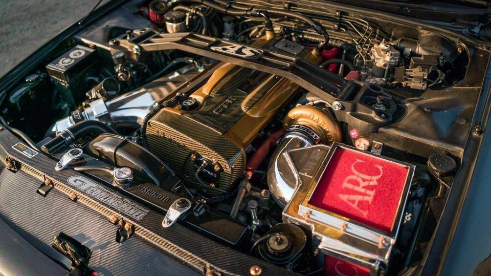 Nhờ việc được trang bị thêm một số ống nạp, động cơ xe có khả năng sản sinh công suất cực đại lên tới 650 mã lực, mô-men xoắn 678 Nm