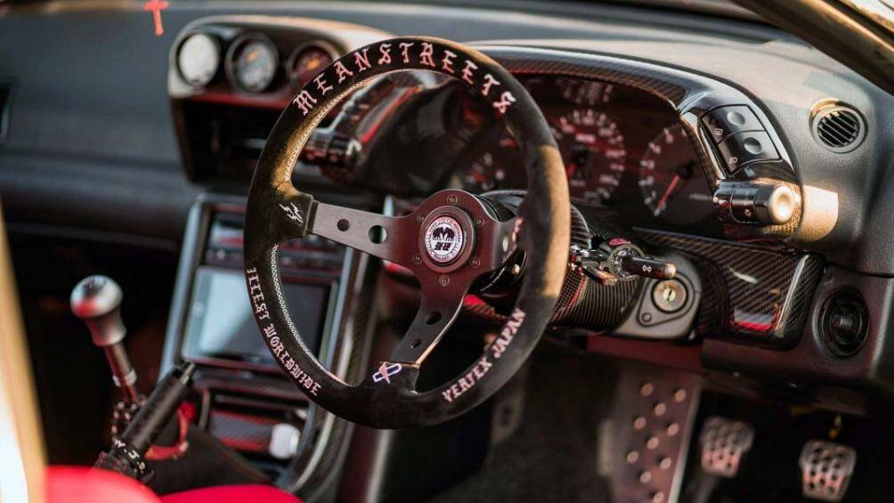 Một chi tiết cực kỳ ấn tượng khác chính là vô lăng đua được sản xuất bởi Illest x Vertex Limited với nút còi Tough Club Special