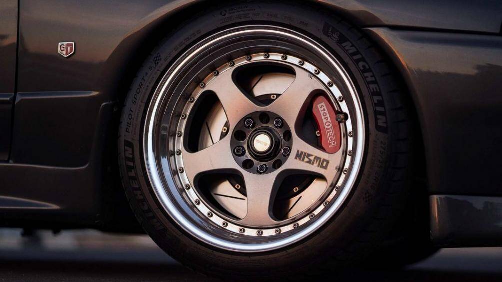 Xe được trang bị bánh xe Rays LMGT2 18×10 với 275/35 Michelin Pilot Super Sports