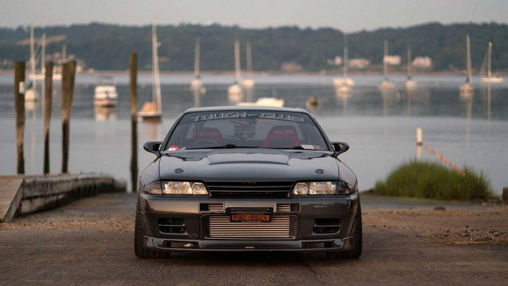 Ở phần trước, xe được lắp đặt phần cản mới từ thương hiệu Rocket Dancer và đèn pha N1 NISMO và ống dẫn cản