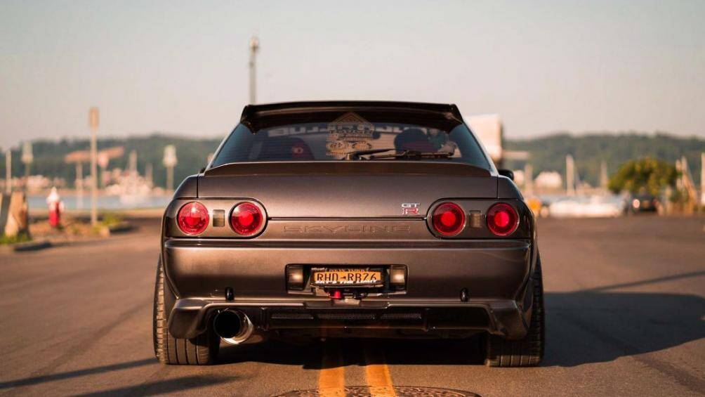 Phần kính sau được lắp cánh lướt gió Dmax, nắp cốp Crazy Hornet. Cản sau Shorin và đèn hậu Zled LED ở phía sau