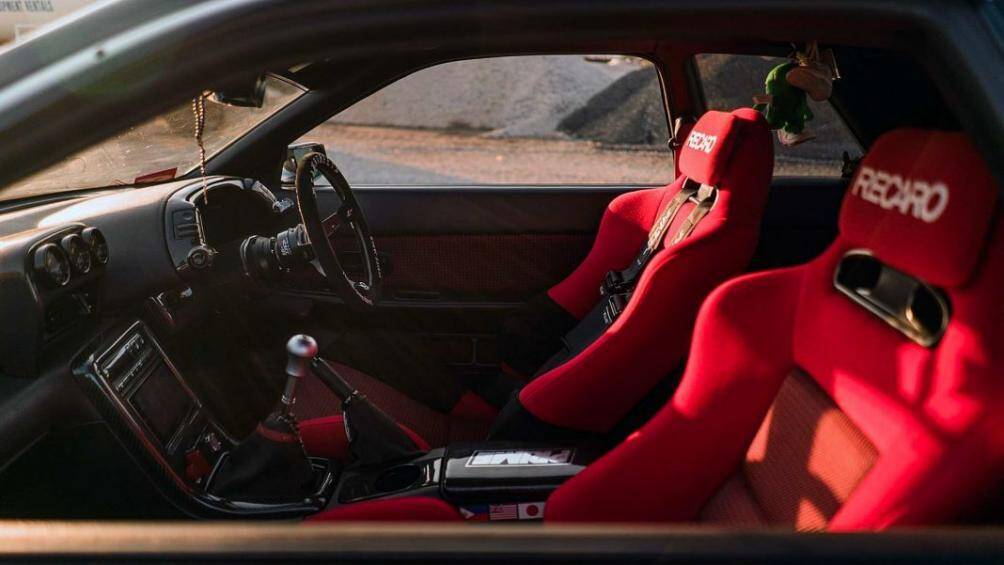 Khoang nội thất được thay đổi với nhiều chi tiết ấn tượng khác nhau như ghế đua Recaro Wildcat màu đỏ và đai dây an toàn Willans x Night Runners