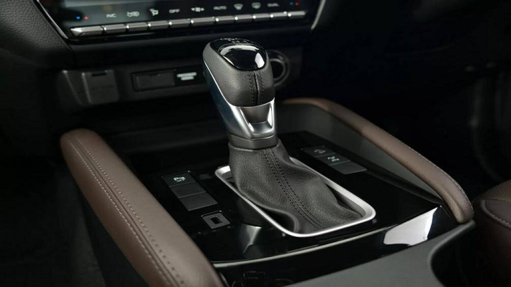 Hệ thống này còn hỗ trợ đầy đủ các kết nối Apple CarPlay và Android Auto cũng như chức năng điều khiển bằng giọng nói