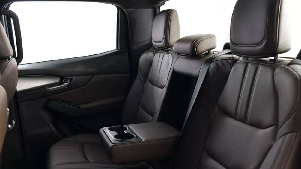 MazdaBT-50 2021 được trang bị nhiều tính năng an toàn như: giám sát điểm mù, cảnh báo phương tiện cắt ngang, kiểm soát xuống dốc (HDC)...