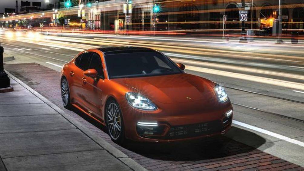 8. Porsche Panamera Turbo (giá khởi điểm: 153.000 USD)