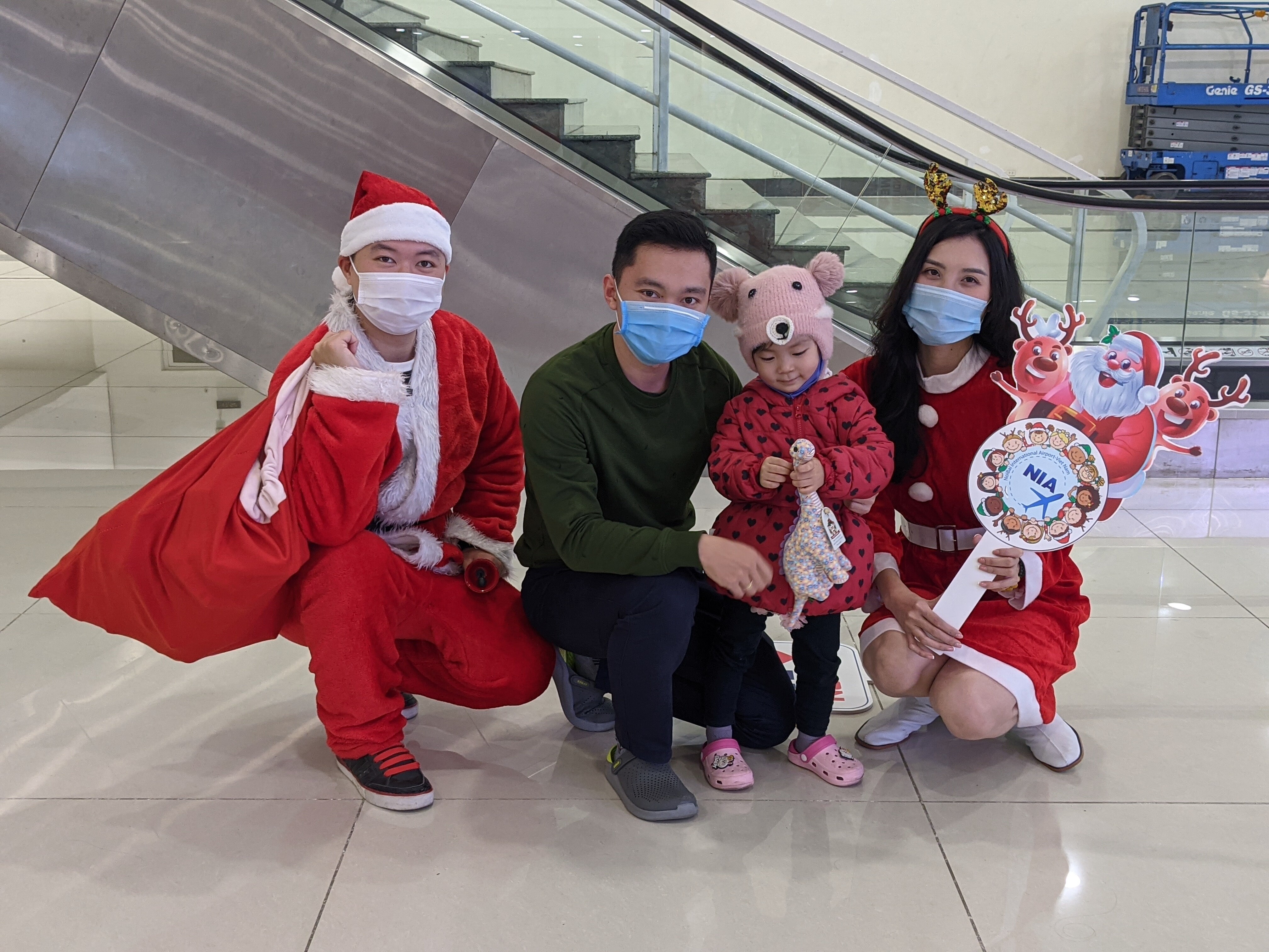 Lác đác có vài hành khách tháo bỏ khẩu trang để check in trong chốc lát. Tất cả trao nhau bằng ánh mắt yêu thương và vui cùng niềm vui thơ trẻ. Nhiều bé ngập ngừng chạm vào Ông Santas như đang chạm vào thế giới cổ tích.