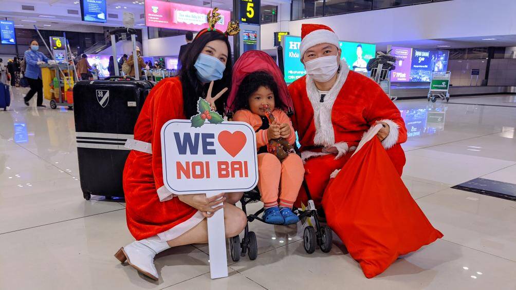 Thay cho lời chúc mừng Giáng sinh an lành, năm mới hạnh phúc, hơn một ngàn món quà nhỏ xinh xắn đã được Cảng HKQT Nội Bài chuẩn bị và trao tặng cho các vị khách nhí. Chương trình tặng thú bông dịp lễ Giáng sinh năm nay được tổ chức tại cả khu vực cách ly đi và đến, Nhà ga hành khách T1.