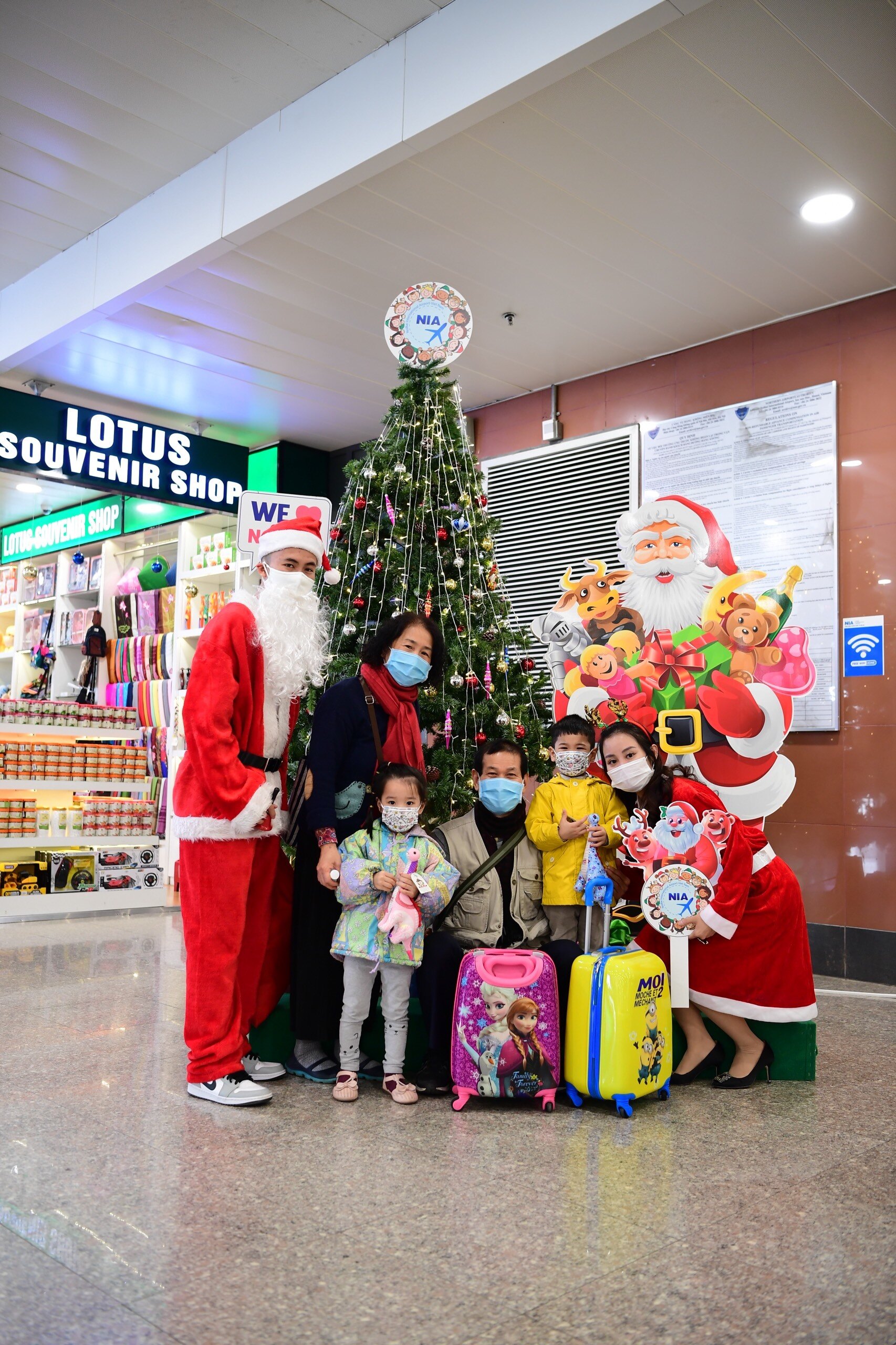 Điều đặc biệt năm nay, cả ông già Noel, Công chúa Tuyết (do nhân viên của Cảng đóng vai) lẫn hành khách đều đeo khẩu trang.