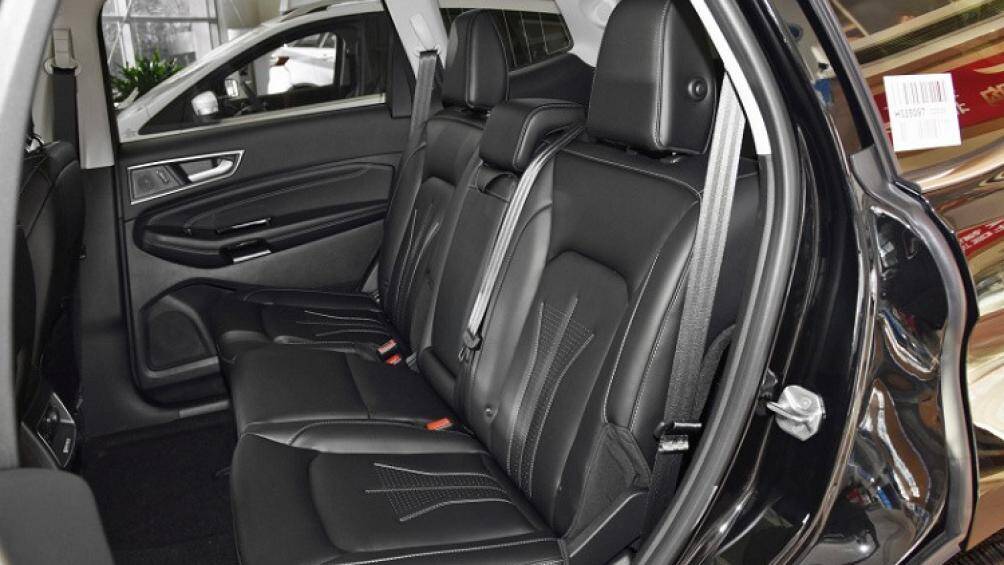 Khoảng duỗi chân cho hành khách ngồi trên hàng ghế thứ 2 của Edge Plus 2021 đã được tăng lên