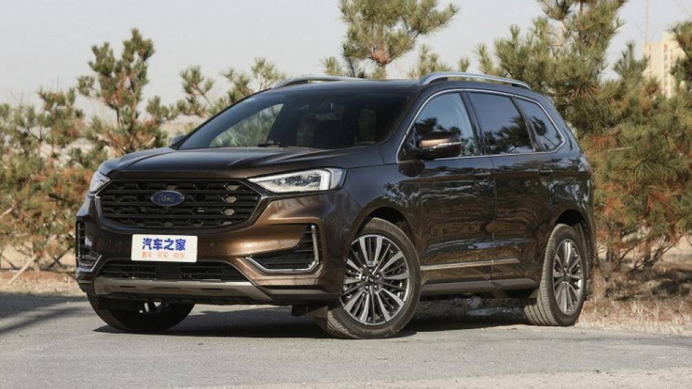 Mẫu SUV cỡ trung này được trang bị lưới tản nhiệt hình lục giác mới với viền màu tối, kéo dài sang hai bên đèn pha