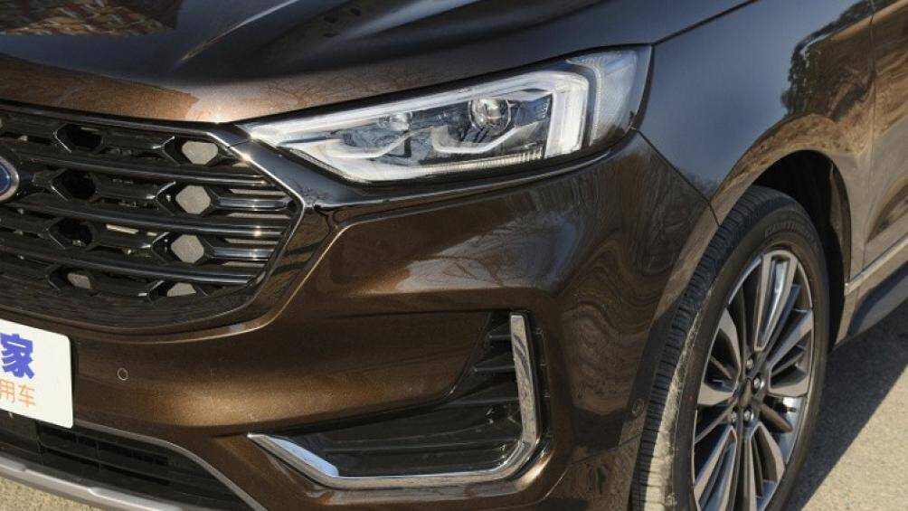 Bên trong cụm đèn pha là 2 bóng LED và dải đèn LED định vị ban ngày. Ngoài ra, xe còn có hốc gió 2 bên khá rộng, đi kèm viền mạ crôm hình chữ "J"