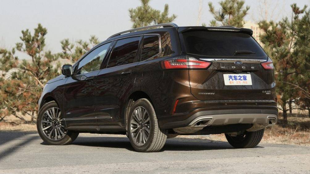 Tại thị trường Trung Quốc, giá xe Ford Edge Plus 2021 từ 229.800 - 309.800 Nhân dân tệ (tương đương 815 triệu đến 1,09 tỷ đồng). Xe có tổng cộng 6 phiên bản