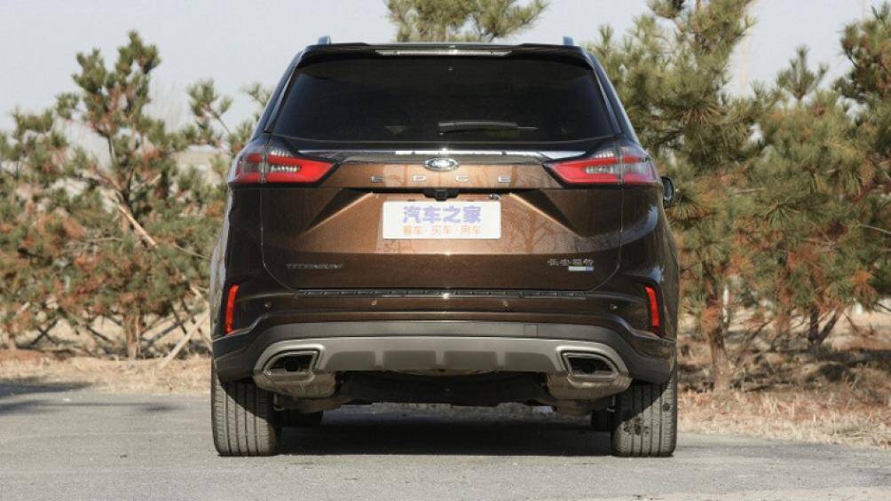 Xe được trang bị đèn hậu nằm ngang, nối với nhau bằng nẹp mạ crôm dày dặn ở giữa, nằm bên trên logo của hãng Ford