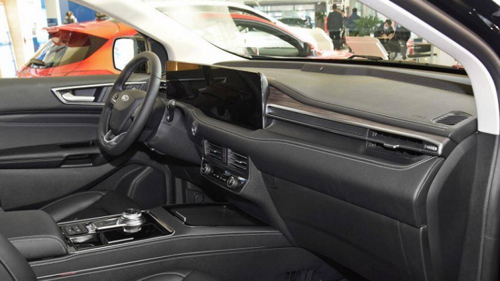 Thêm vào đó là ngăn chứa đồ có nắp che, tích hợp khay sạc điện thoại thông minh không dây và cổng USB...