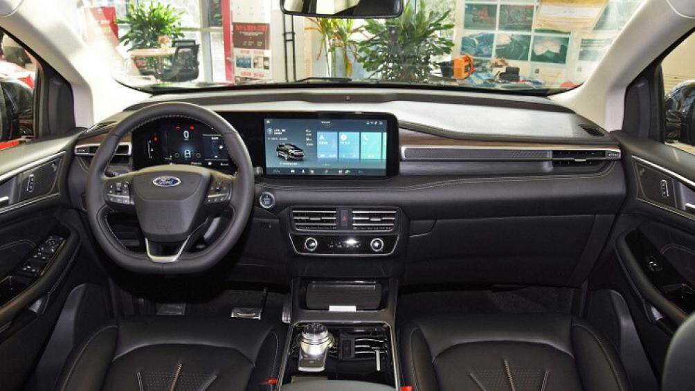 Ở bên trong, xe sở hữu màn hình nối liền nhau, tạo thành 1 khối có kích thước 21 inch, theo phong cách của những chiếc xe sang Mercedes-Benz