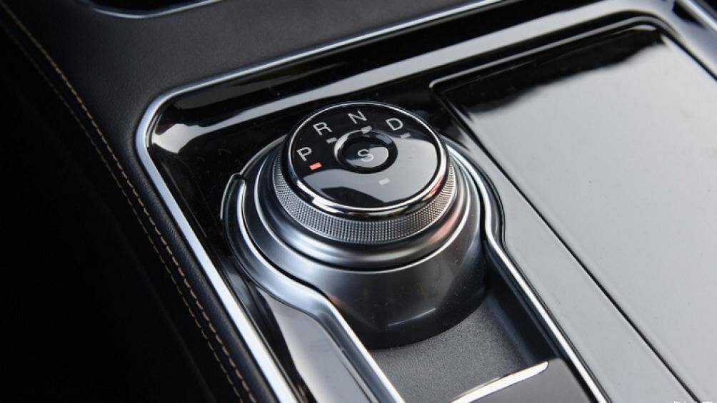 Trên cụm điều khiển trung tâm của mẫu xe Mỹ này không có cần số truyền thống, thay vào đó là núm xoay chọn số