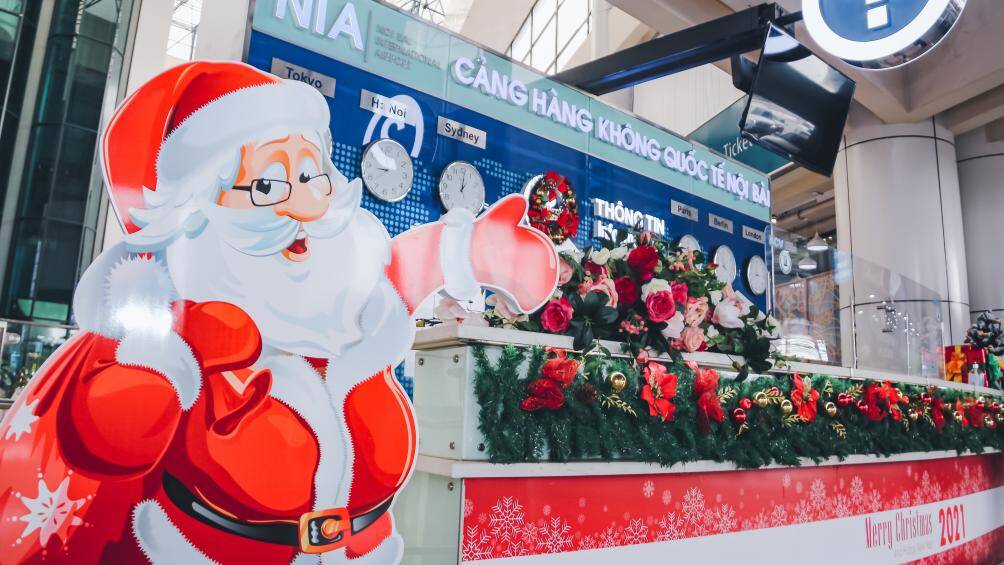 Nhà ga hành khách T1 những ngày mùa đông như rộn ràng hơn bởi tiếng cười và không khí Giáng sinh. Thân thiện, gần gũi, ấm áp là những cảm xúc mà hành khách chia sẻ khi được hỏi về không khí trước thềm Giáng sinh và năm mới tại đây.