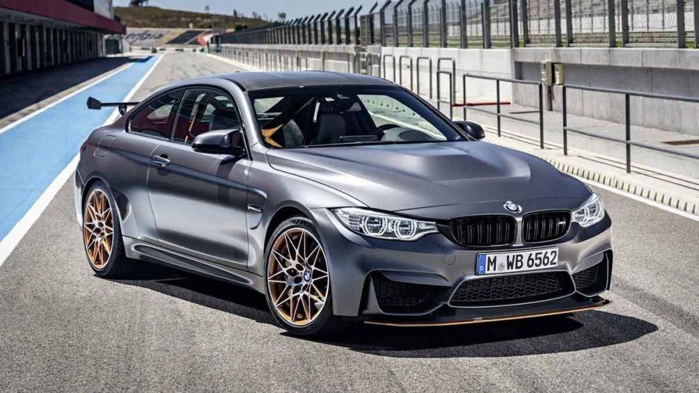 BMW M4 GTS với bộ mâm xe màu bạc 20 inch vòng sau và 19 inch vòng trước cùng với điểm nhấn nước sơn vàng đồng